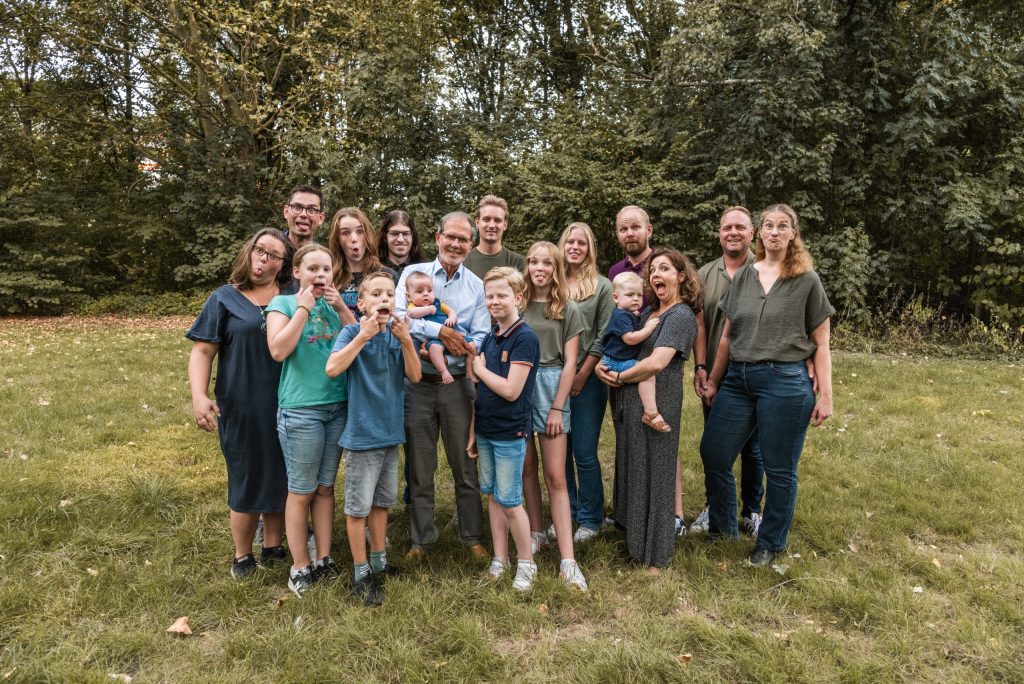 Groepsfoto van een grote familie met drie generaties