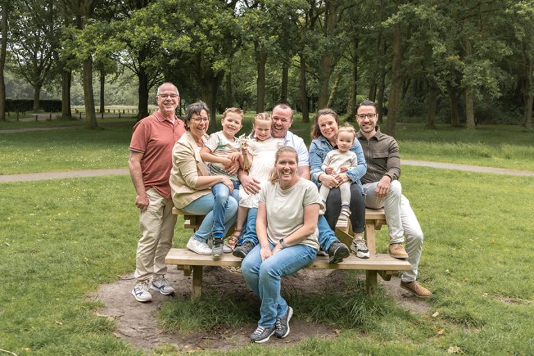 Grootouders met hun kleinkinderen op een picknickbank