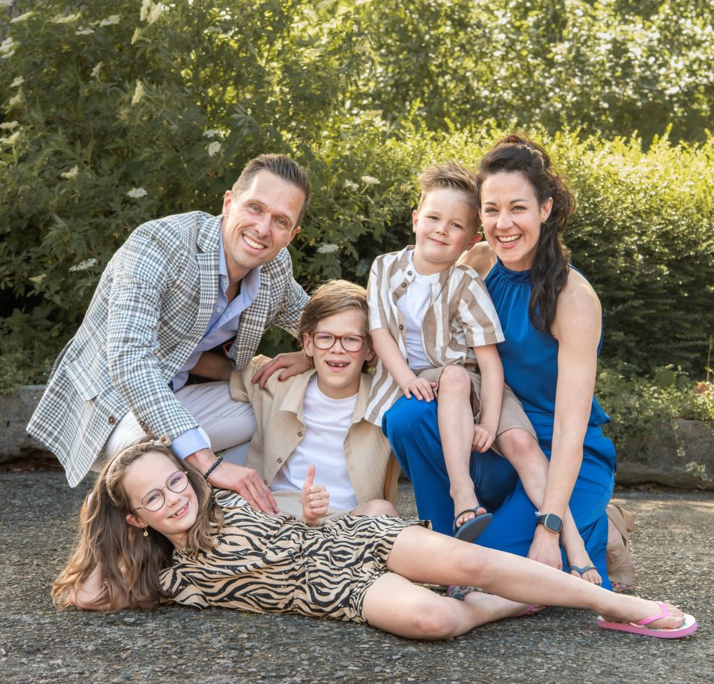 Familiefoto met kinderen en kleinkinderen buiten